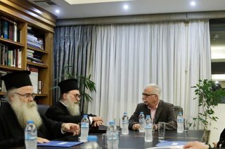 Ναυαγεί ο διάλογος Πολιτείας-Εκκλησίας λόγω του μισθολογικού