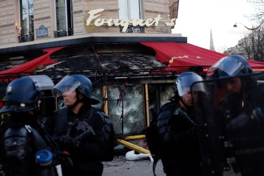 Σε εφαρμογή το σχέδιο Μακρόν για στρατό κατά των «κίτρινων γιλέκων»