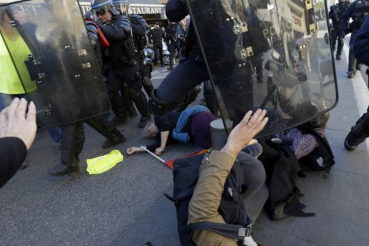 Σε καταστολή κατά των «κίτρινων γιλέκων» επιμένει ο Μακρόν