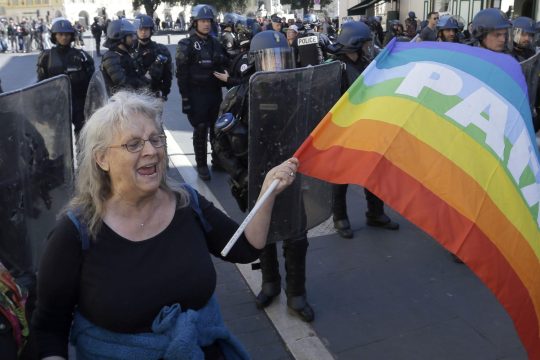 Ο Μακρόν εύχεται να βγει «σοφότερη» η 73χρονη τραυματίας