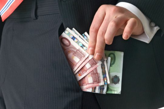 Συνελήφθη γιατρός για «φακελάκι»