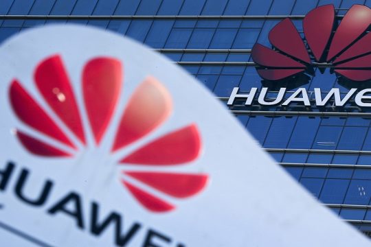 Μήνυση-απάντηση της διευθύντριας της Huawei στην απόφαση έκδοσης στις ΗΠΑ