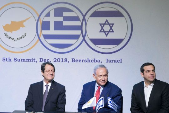 Τριμερής για να «ξεκλειδώσει» ο East Med