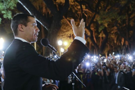 Στο Καράκας ο Γουαϊδό, προειδοποιώντας την κυβέρνηση να μην τον συλλάβει