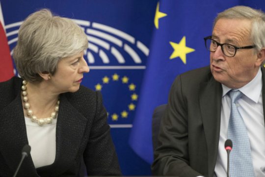 Η Ε.Ε. προετοιμάζεται και για την πτώση της Τερέζα Μέι
