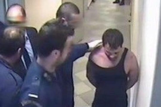 Απολύθηκαν οι σωφρονιστικοί που είχαν βασανίσει τον Καρέλι