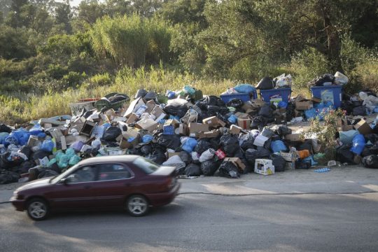 Οι Βρυξέλλες απειλούν με πρόστιμα για τα σκουπίδια