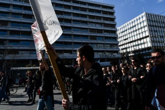 Στους δρόμους μαθητές και εκπαιδευτικοί 