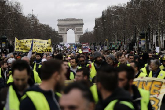 Τα «κίτρινα γιλέκα» στους δρόμους για 16η εβδομάδα