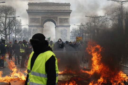 Σφοδρές συγκρούσεις στην «επέτειο» των «κίτρινων γιλέκων»