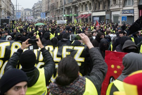 Σταθερά στους δρόμους της Γαλλίας τα «κίτρινα γιλέκα»