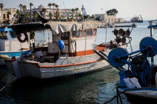 Έπεσε με το αυτοκίνητο στη θάλασσα και σχεδόν… βύθισε σκάφος