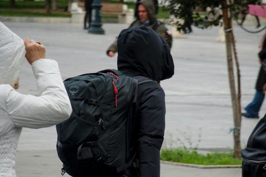 Τσουχτερό κρύο και τοπικές βροχές