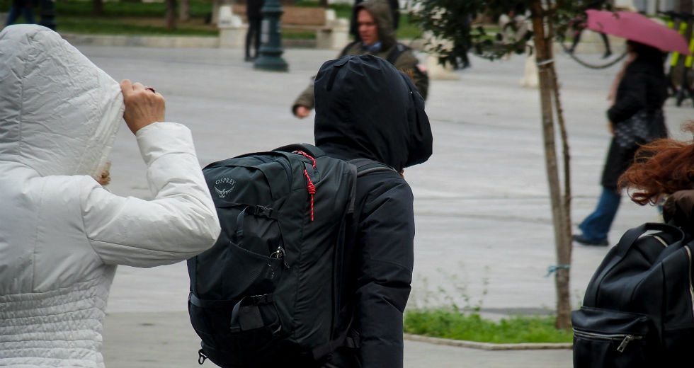 Τσουχτερό κρύο και τοπικές βροχές