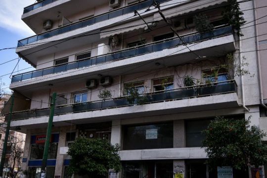 Νεκρή η γυναίκα που έπεσε από μπαλκόνι στο Παγκράτι
