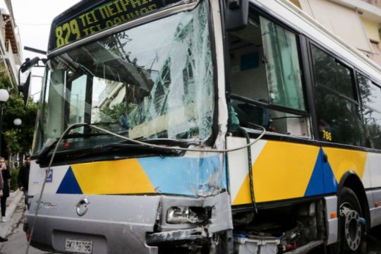 Σύγκρουση λεωφορείων στο Αιγάλεω με 11 ελαφρά τραυματίες