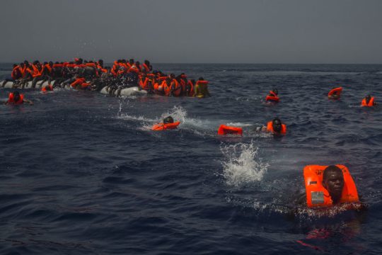 «Κατάληψη» τάνκερ από μετανάστες που διασώθηκαν ανοιχτά της Λιβύης