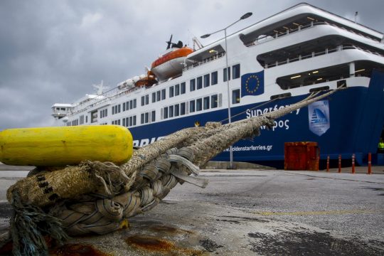 Οι ισχυροί άνεμοι μπλοκάρουν την ακτοπλοΐα