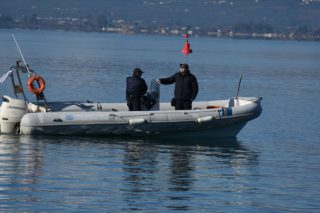 Σε κίνδυνο λέμβος με 40 πρόσφυγες