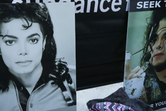 Ραδιόφωνα σταματούν να παίζουν Μάικλ Τζάκσον 