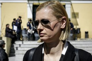 Λίγη σοβαρότητα