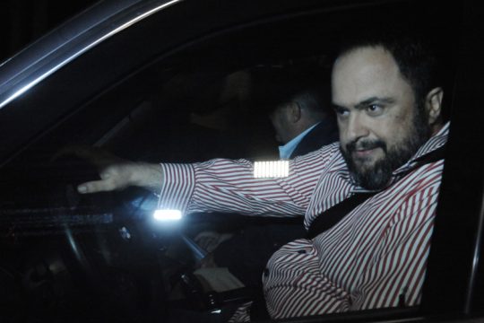 Οι μάσκες έπεσαν