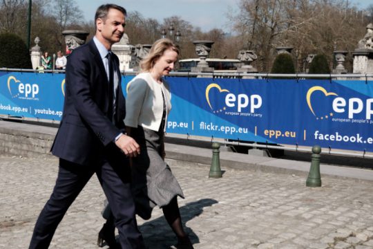«Γενναία απόφαση» για τον Μητσοτάκη το «χάδι» σε Όρμπαν