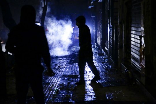 Μολότοφ τη νύχτα έξω από το Πολυτεχνείο