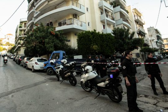 Μητέρα έπεσε με το παιδί της από τον 5ο όροφο στο Νέο Κόσμο