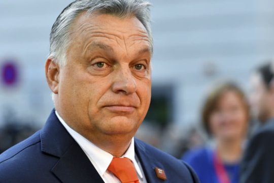 Παρελκυστική πολιτική Όρμπαν για να μείνει στο ΕΛΚ