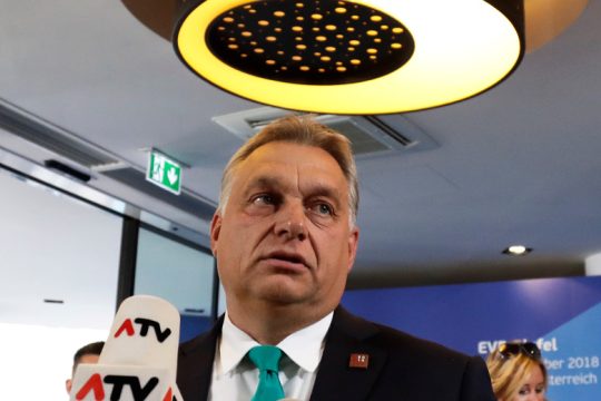 Ο Βέμπερ θέτει όρους για τον Όρμπαν