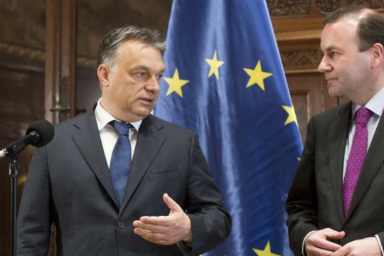 Και ο Βέμπερ κατά Όρμπαν για την αντιμεταναστευτική καμπάνια