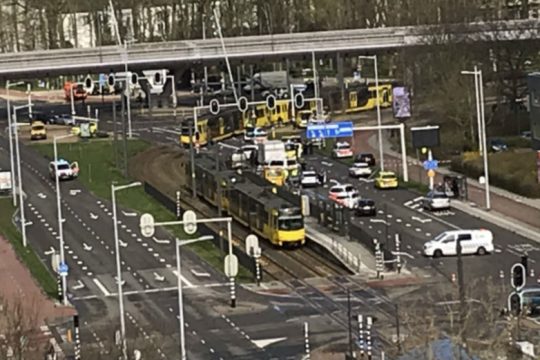 Συναγερμός μετά την επίθεση με άρωμα τρομοκρατίας στην Ουτρέχτη