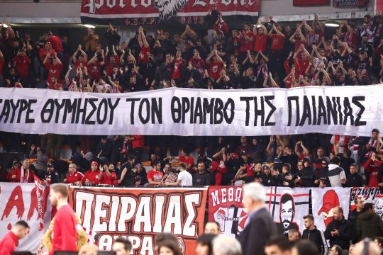 Ντροπιαστικά πανό στο ΣΕΦ από οπαδούς του Ολυμπιακού