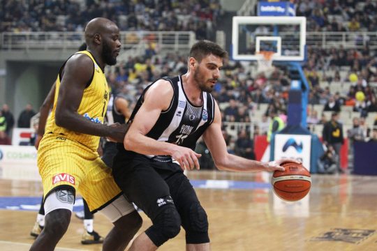 Και ξανά προς την κούπα τραβά