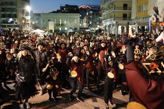 Χιλιάδες καρναβαλιστές στη νυχτερινή ποδαράτη παρέλαση της Πάτρας