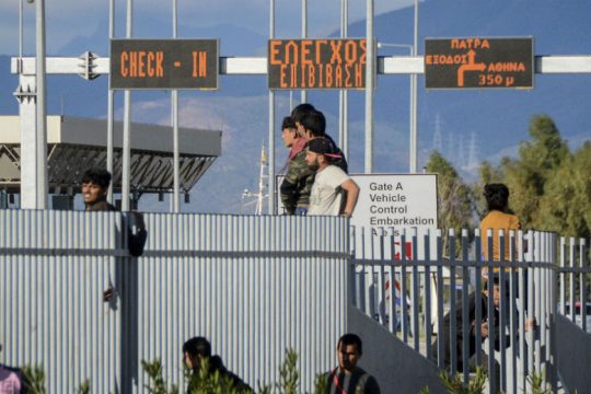 Έκρυψε 10 μετανάστες ανάμεσα σε κιβώτια με πορτοκάλια