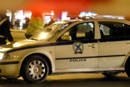 Επίθεση με νεράντζια στο Αστυνομικό Τμήμα Βύρωνα