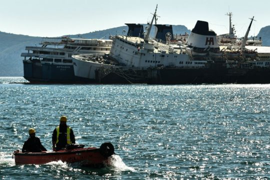 Μειώθηκε η κλίση του «Πηνελόπη Α», συνεχίζεται η απάντληση