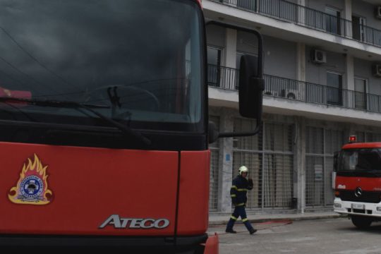 Απεγκλωβισμός ηλικιωμένης από φλεγόμενο κτίριο στα Γρεβενά