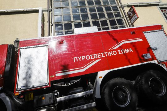 Υπό μερικό έλεγχο φωτιά σε αποθήκη στο Κορωπί