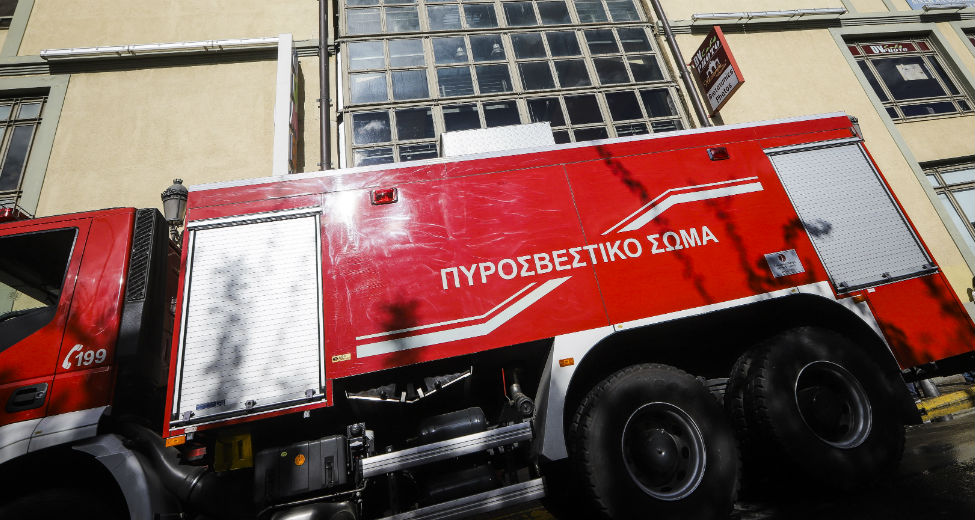 Υπό μερικό έλεγχο φωτιά σε αποθήκη στο Κορωπί