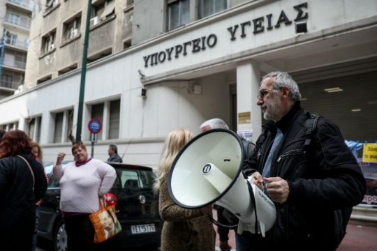 Διαμαρτυρία καθαριστριών έξω από το υπουργείο Υγείας