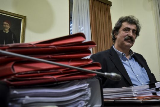 Στη Βουλή η δικογραφία για το τηλεφώνημα Πολάκη σε Στουρνάρα