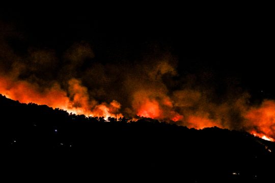 Μάχη με τις φλόγες στη Λέσβο