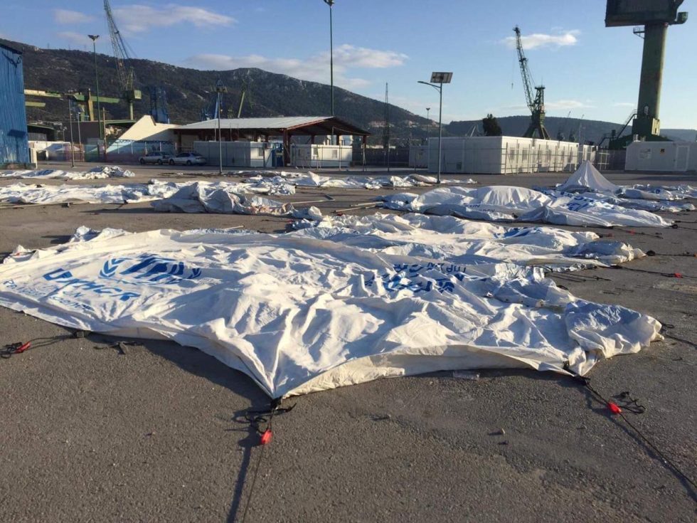 Διαμαρτύρονται οι πρόσφυγες για τις νέες σκηνές στον Σκαραμαγκά