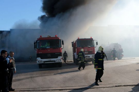 Πυρκαγιά σε αποθήκη χαρτικών στα Γλυκά Νερά