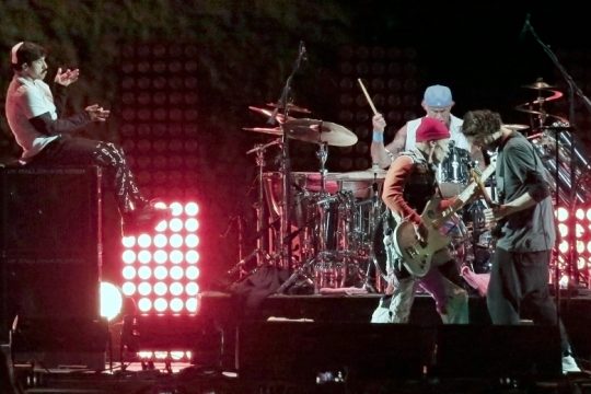 Live στις Πυραμίδες οι Red Hot Chili Peppers, αστυνομικός έλεγχος για… γκέι σημαίες