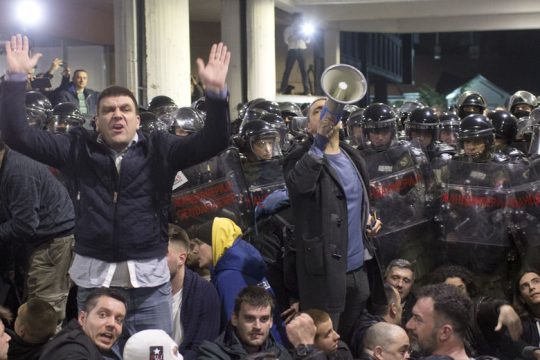 Τον πολιορκούσε η αντιπολίτευση και εκείνος έπαιζε σκάκι