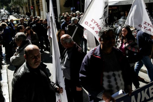 Άκαρπη η συνάντηση με Τσακαλώτο για 13ο και 14ο μισθό